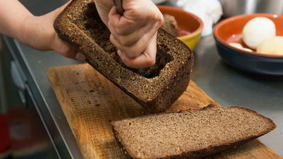 гороховый суп в буханке