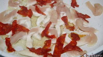 густой гороховый суп с куриной грудкой и чорризо