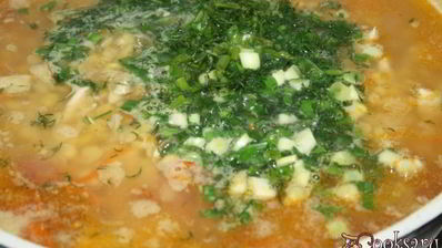 густой гороховый суп с куриной грудкой и чорризо