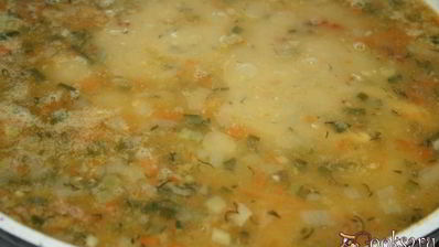 густой гороховый суп с куриной грудкой и чорризо