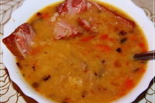 Суп гороховый с рулькой поросячьей