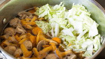 грибной суп с лапшой в азиатском стиле