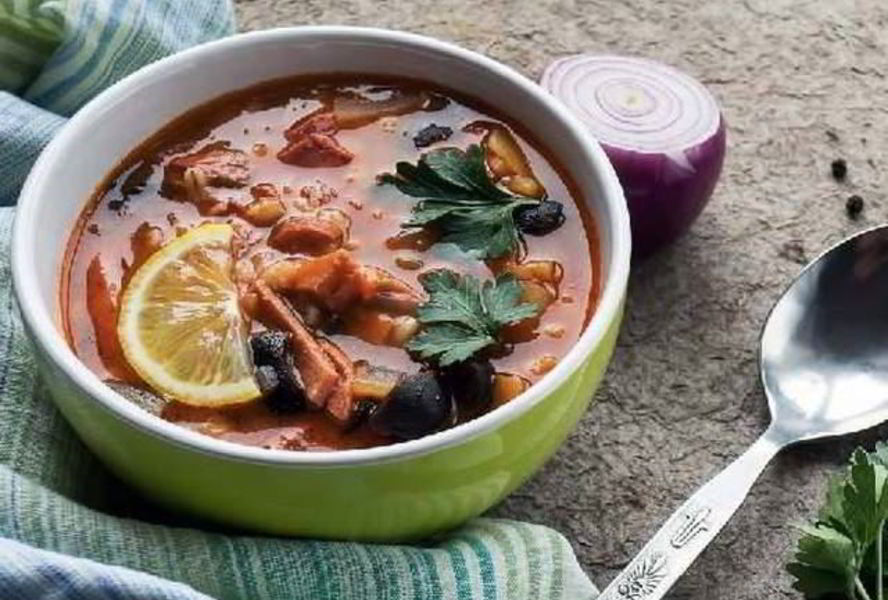 Густой суп со свининой и овощами