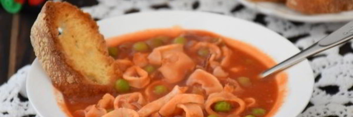 Густой томатный суп с кальмарами и зеленым горошком