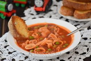 Густой томатный суп с кальмарами и зеленым горошком