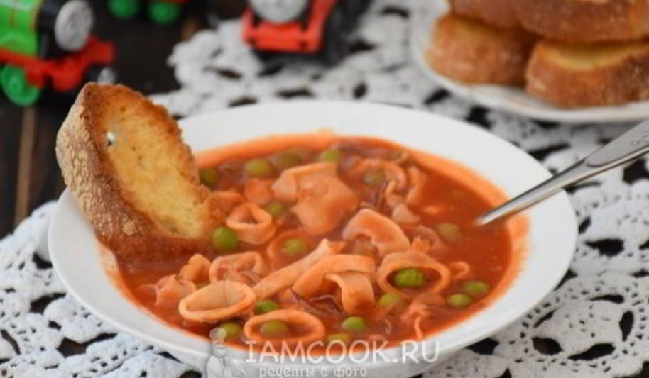 Рецепт густого томатного супа с кальмарами и зеленым горошком