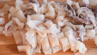 густой томатный суп с кальмарами и зеленым горошком