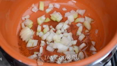 густой томатный суп с кальмарами и зеленым горошком