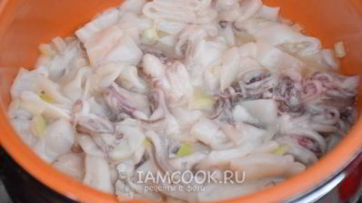 густой томатный суп с кальмарами и зеленым горошком