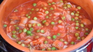 густой томатный суп с кальмарами и зеленым горошком