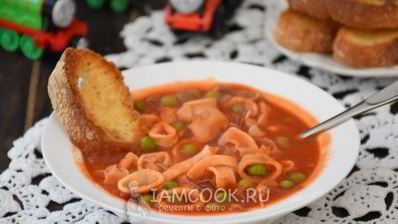 густой томатный суп с кальмарами и зеленым горошком