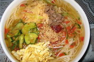 Холодный корейский суп Кукси с говядиной