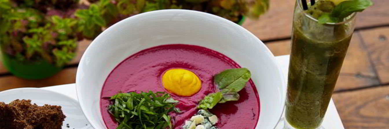 Холодный крем-суп из свеклы с щавелем