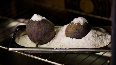 холодный крем-суп из свеклы с щавелем