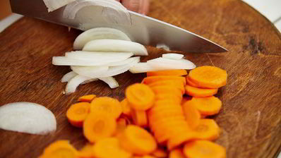 холодный крем-суп из свеклы с щавелем