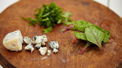 холодный крем-суп из свеклы с щавелем