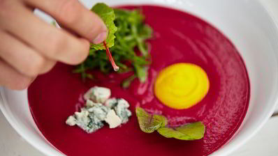 холодный крем-суп из свеклы с щавелем