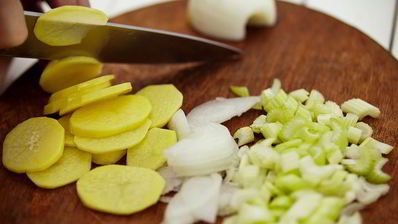 холодный крем-суп из свеклы с щавелем