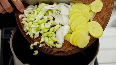 холодный крем-суп из свеклы с щавелем