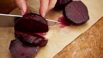 холодный крем-суп из свеклы с щавелем