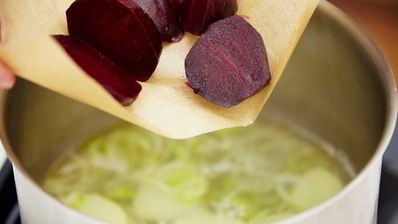 холодный крем-суп из свеклы с щавелем