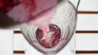 холодный крем-суп из свеклы с щавелем