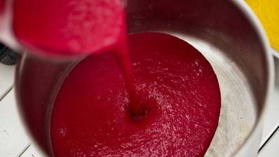 холодный крем-суп из свеклы с щавелем