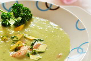 Холодный суп из авокадо с креветками