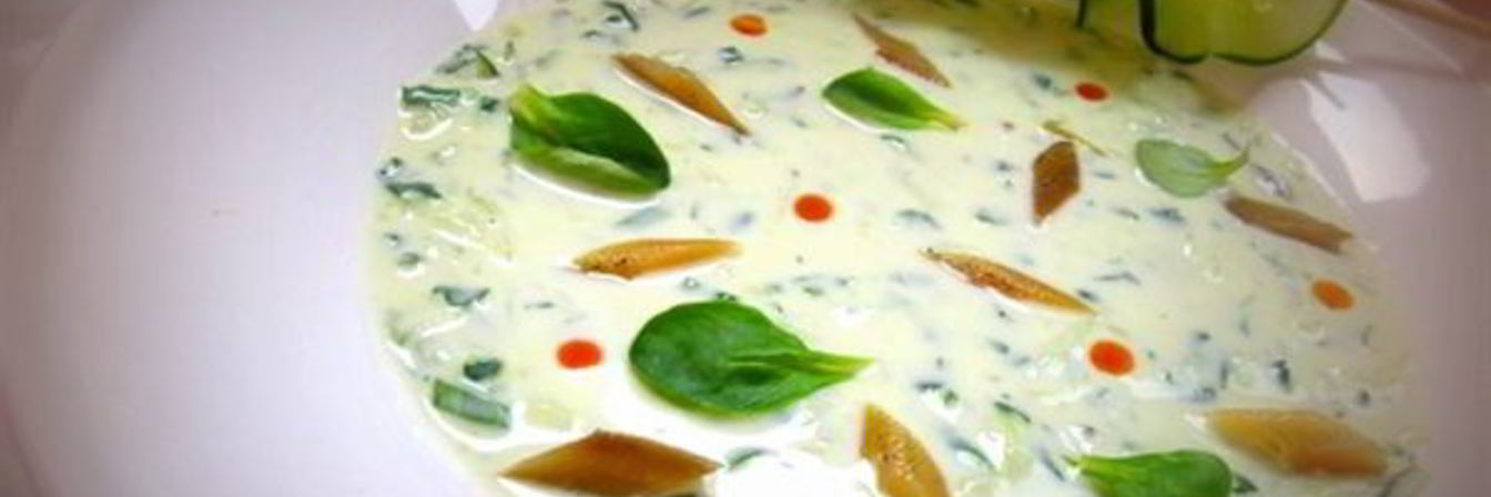 Холодный суп с огурцом и копченой рыбой