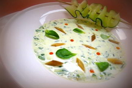 Холодный суп с огурцом и копченой рыбой