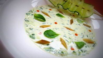 холодный суп с огурцом и копченой рыбой