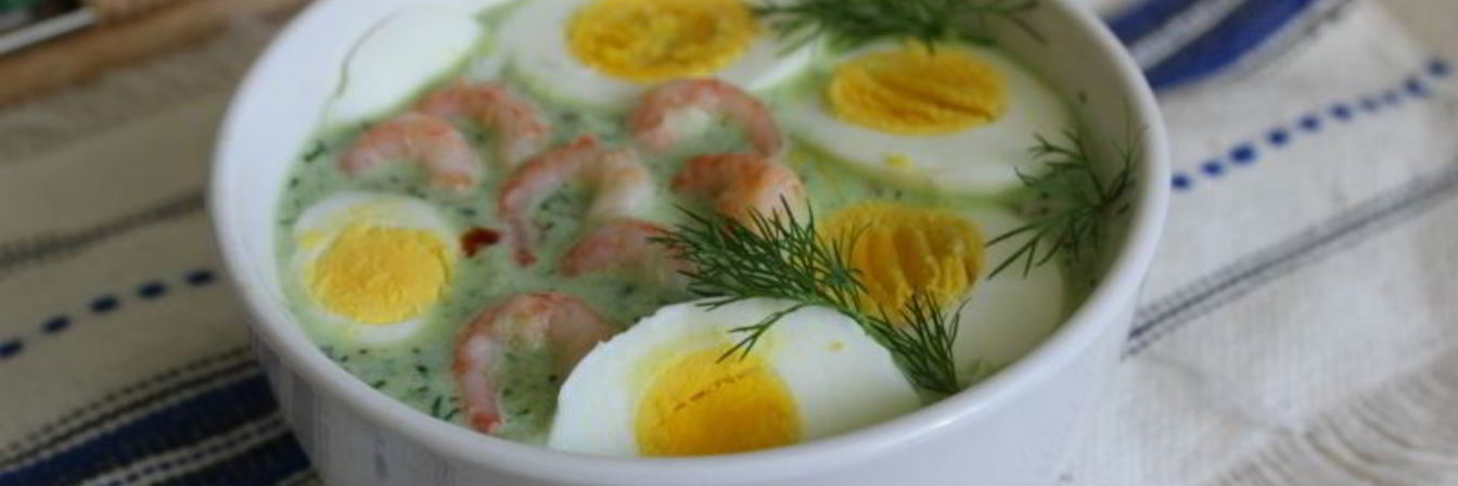 Летний холодный суп с креветками и яйцом