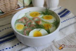 Летний холодный суп с креветками и яйцом