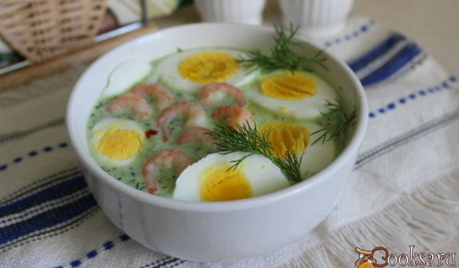 Рецепт летнего холодного супа с креветками и яйцом