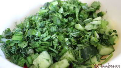 летний холодный суп с креветками и яйцом