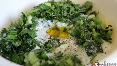 летний холодный суп с креветками и яйцом