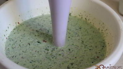 летний холодный суп с креветками и яйцом