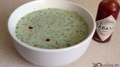 летний холодный суп с креветками и яйцом