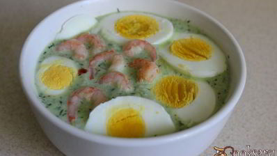 летний холодный суп с креветками и яйцом