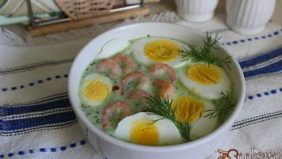 летний холодный суп с креветками и яйцом