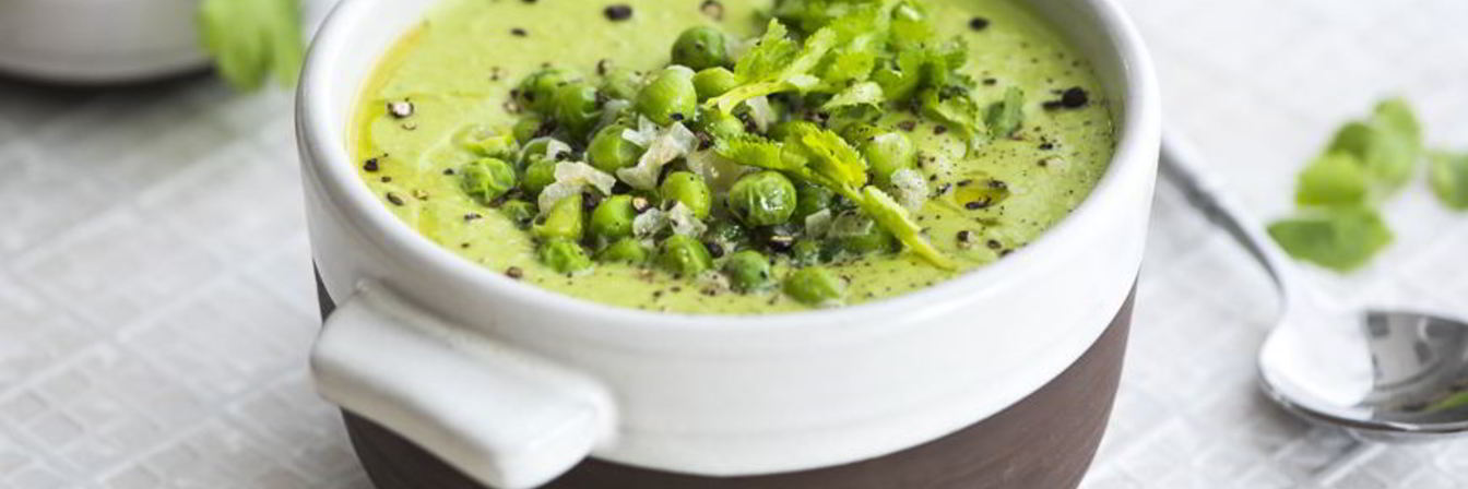 Кокосовый суп с зеленым горошком и кинзой