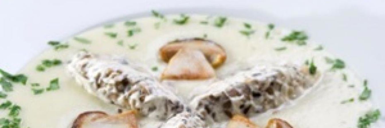 Крем-суп с грибным муссом и чесночными гренками