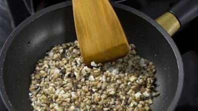 крем-суп с грибным муссом и чесночными гренками