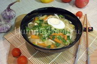Куриный суп с лапшой, имитирующий японскую кухню