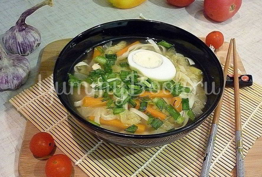 Куриный суп с лапшой, имитирующий японскую кухню