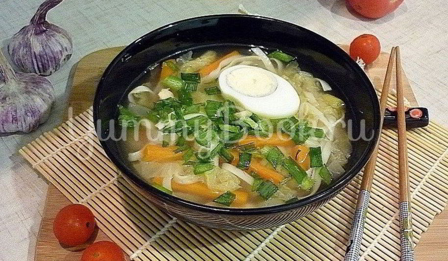 Рецепт куриного супа с лапшой, имитирующий японскую кухню