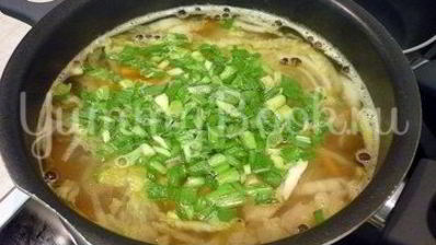 куриный суп с лапшой, имитирующий японскую кухню