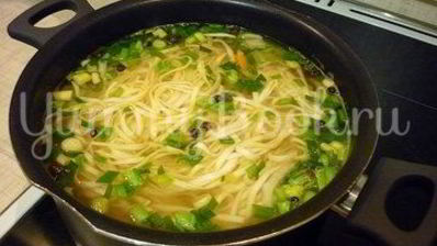 куриный суп с лапшой, имитирующий японскую кухню