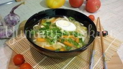 куриный суп с лапшой, имитирующий японскую кухню