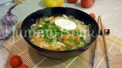 куриный суп с лапшой, имитирующий японскую кухню